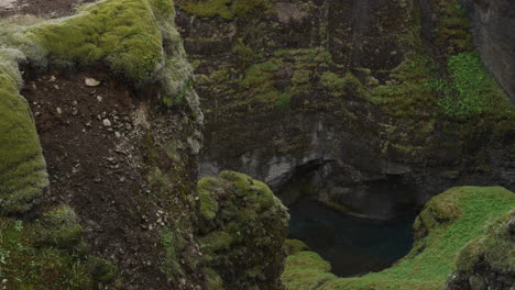 Mirando-Hacia-Los-Inmensos-Cañones-De-Fjadrargliufur---Espectacular-Paisaje-Cinematográfico-Islandés