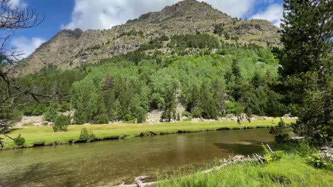 Aigüestortes-Nationalpark-Spanien-Geschützte-Natur-Lerida-Catalunya-Kristallklares-Wasser-Flüsse-Mit-Berghintergrund-Grüne-Bäume-Und-Blauer-Himmel-Rio-Sant-Nicolau
