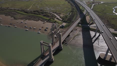 Panorama-Von-Fahrzeugen,-Die-Auf-Der-Straßenbrücke-Von-Sheppey-Fahren,-Die-Unter-Sommertag-In-England-überquert-Wird