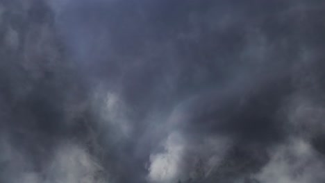 4k-Gewitter-Und-Dicke-Dunkle-Wolken-Am-Himmel
