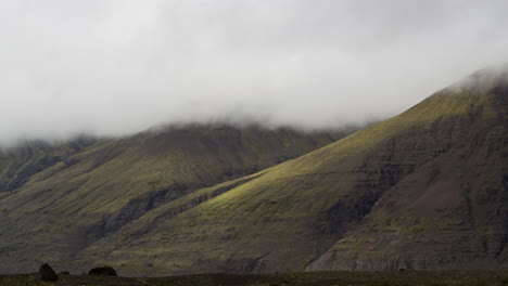 Fjallsárlón-in-Iceland,-dramatic-low-level-clouds-cover-the-mountain-ranges-in-the-harsh-and-foreboding-landscapes