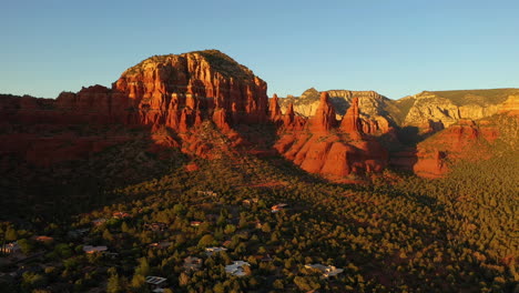 Majestic-Red-Sandstone-Cliffs-Towering-On-The-Countryside-Town-Of-Sedona-During-Sunset-In-Arizona,-USA