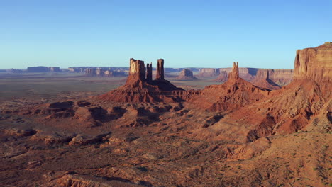 Panoramic-View-Of-Buttes-And-Rock-Formations-In-Monument-Valley-Navajo-Tribal-Park,-Utah-USA