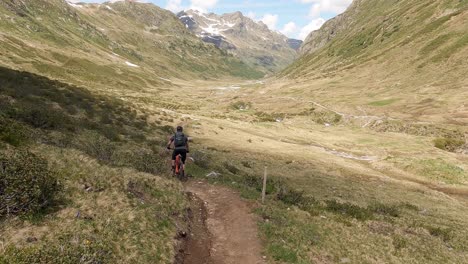 Ciclismo-De-Montaña-Enduro-En-Un-Solo-Sendero-Con-Mtb-En-Un-Hermoso-Paisaje-Montañoso-En-Los-Alpes-Austríacos-Tirol