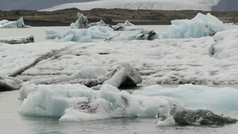 Eisberge,-Die-über-Die-Jokulsarlon-Lagune-In-Island-Treiben-–-Eine-Deutliche-Erinnerung-An-Die-Probleme-Der-Globalen-Erwärmung-Und-Des-Klimawandels