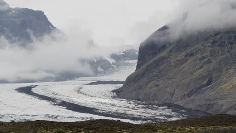 Toma-Lenta-De-Los-Picos-Montañosos-Cubiertos-De-Nubes-De-Fjallsárlón-En-Islandia