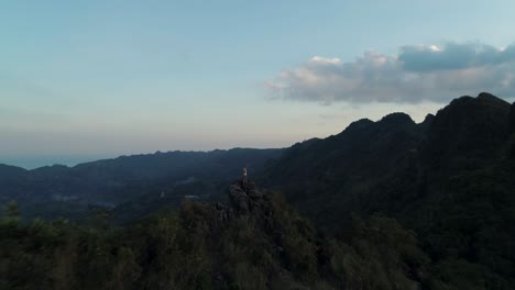 Kanndungaw-Gipfel-Mit-Blondem-Reisemädchen,-Das-Während-Des-Sonnenuntergangs-Auf-Felsigem-Rand-Steht