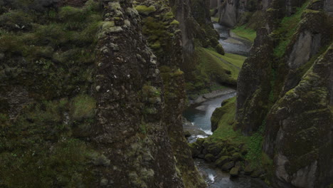 Mirando-Hacia-Los-Increíbles-Cañones-De-Fjadrarglijufur-Islandia