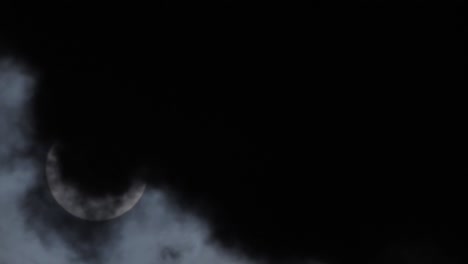 Mondfinsternis-Hinter-Den-Wolken-Dramatischer-Film