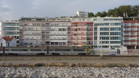 Zug-Vom-Bahnhof-Algés-Nach-Lissabon