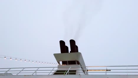 Humo-Volador-De-La-Chimenea-En-El-Ferry-Tallinn-Helsinki