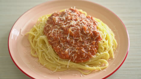 Schweinefleisch-Bolognese-Spaghetti-Mit-Parmesan-Käse---Italienische-Küche