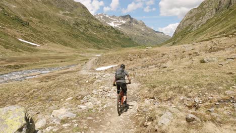 Bicicleta-Mtb-Montando-En-Un-Hermoso-Sendero-único-En-Los-Alpes-Austriacos-Con-Un-Increíble-Paisaje-Montañoso-Salvaje