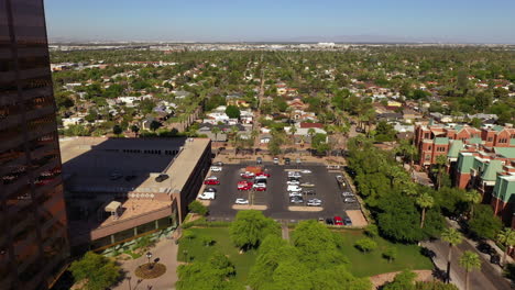 Vehículos-Estacionados-En-El-Estacionamiento-Cerca-Del-Edificio-De-La-Torre-Bmo-En-La-Ciudad-De-Arizona,-Ee.uu.
