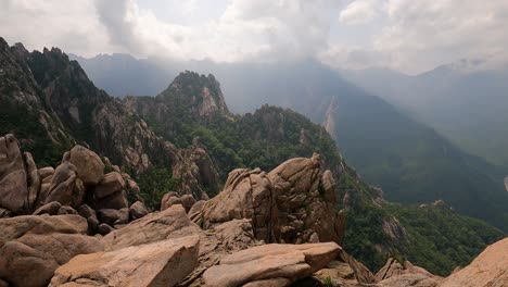 Panoramablick-Vom-Gipfel-Eines-Zerklüfteten-Berges-Gegen-Bewölkten-Himmel-Im-Nationalpark-Seoraksan,-Südkorea