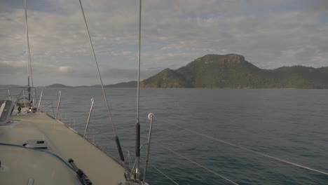 Turnbuckle-And-Grabrail-Of-A-Sailboat-Cruising-Across-Hook-Passage-In-Whitsundays,-QLD,-Australia