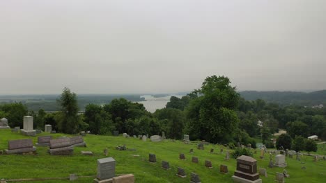 Riverside-Cemetery-in-Louisiana,-Missouri-along-the-Mississippi-River