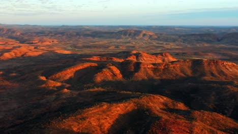 Zerklüftete-Landschaft-In-Der-Wildnis-Von-Alice-Springs-An-Sonnigen-Tagen-Im-Nördlichen-Territorium,-Australien
