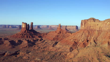 Berühmte-Fäustlinge-Auf-Roter-Wüste-Im-Monument-Valley-Navajo-Tribal-Park-In-Utah,-Usa