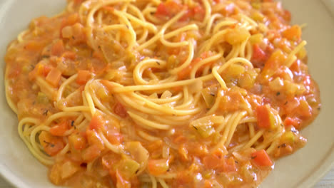 Spaghetti-Nudeln-Mit-Cremiger-Tomatensauce-Oder-Rosa-Sauce