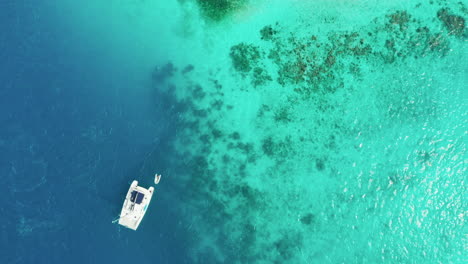 Katamaran-Boot,-Das-Auf-Dem-Klaren-Blauen-Wasser-Der-San-Blas-Inseln-In-Panama-Schwimmt