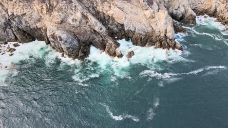 View-of-cliff,-sea-and-waves-in-a-Oaxaca's-shore