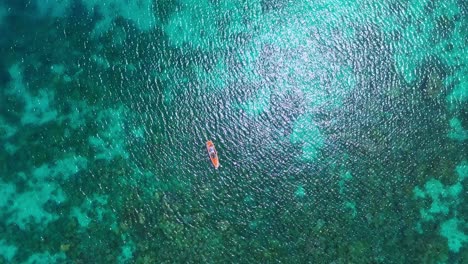 Draufsicht-Auf-Einen-Mann-Auf-Einem-Paddelbrett-Inmitten-Des-Unberührten-Wassers-Des-Tagbak-Marine-Park-In-Leyte,-Philippinen