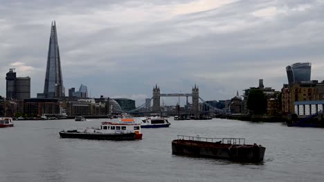 Timelapse-of-Boats-in-front-of-Tower-Bridge-next-to-the-Shard-along-the-River-Thames,-England