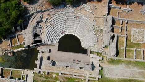 Tiro-Drone-Cenital-Butrint-Anfiteatro-Romano-Y-Ruinas-En-Albania