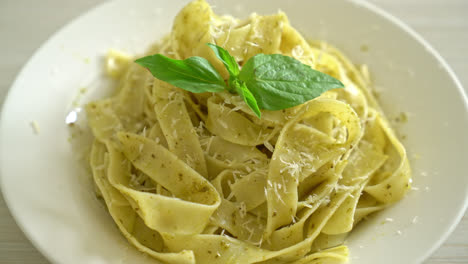 Pesto-Fettuccine-Nudeln-Mit-Parmesan-Käse-An-Der-Spitze---Italienischer-Essensstil