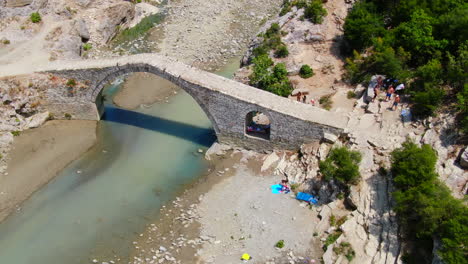 Drohnenansicht-Der-Osmanischen-Kadiut-Brücke-Und-Der-Heißen-Quellen-Von-Banjat-E-Benjës,-Die-Zu-Einem-Der-Fotogensten-Orte-In-Südalbanien-Geworden-Sind