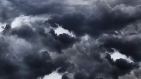 Gewitter,-Die-In-Wolkenklumpen-An-Einem-Dunklen-Himmel-Auftreten