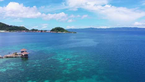 Panoramablick-Auf-Den-Touristen-Auf-Einem-Paddelbrett-Am-Ufer-Des-Tagbak-Marine-Park-In-Leyte,-Philippinen