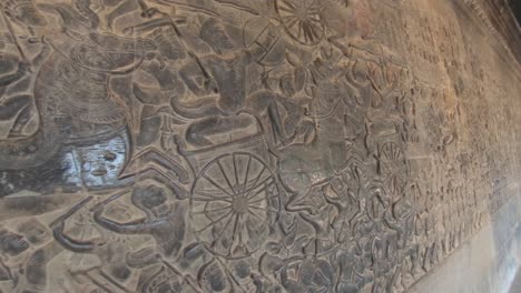 Las-Extensas-Decoraciones-Talladas-En-Piedra-De-Angkor-Wat-En-Las-Paredes-Interiores