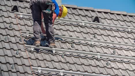 Arbeiter-Bohrt-Einachsige-Basis-Für-Die-Installation-Von-Sonnenkollektoren-Auf-Dem-Dach-Des-Hauses