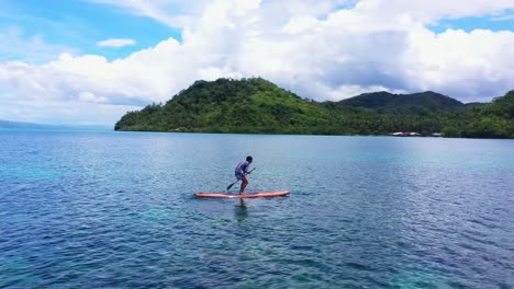 Standup-Paddleboarding-Im-Tagbak-Marine-Park-In-Liloan,-Leyte,-Philippinen