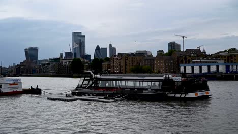 Timelapse-of-Park-Cruises-Boats-opposite-the-City-of-London-Along-the-River-Thames,-England