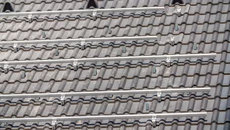 Dach-Vorbereitet-Für-Die-Installation-Von-Solarmodulen-Mit-Stahlmasten