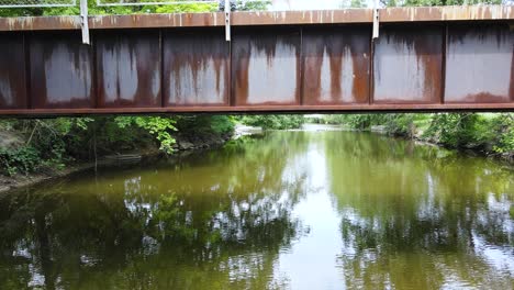 Ein-Blick-Unter-Eine-Metall--Und-Steinbrücke-über-Den-Red-Cedar-River