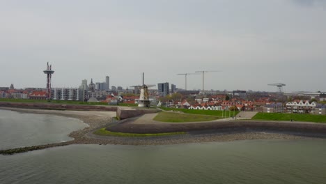 Luftbahn-über-Dem-Leeren-Pier-Mit-Windmühle-Und-Panorama-Von-Vlissingen-In-Den-Niederlanden