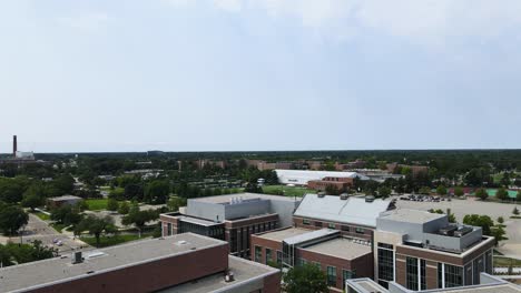 Mirando-Al-Oeste-Desde-El-Aire-Sobre-El-Extenso-Campus-Del-Estado-De-Michigan