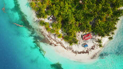 Strandinsel-Mit-Tropischen-Palmen,-Umgeben-Von-Klarem,-Blauem-Wasser-Auf-Den-San-Blas-Inseln,-Panama