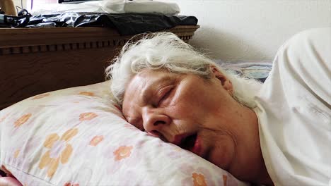 Anciana-Soñolienta-Durmiendo-En-La-Cama---Disparo-Constante-De-Mano