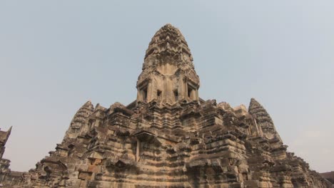 Kippschuss,-Der-Den-Tempel-In-Ankor-Zeigt,-War-In-Kambodscha,-Helles,-Sonniges-Tageslicht