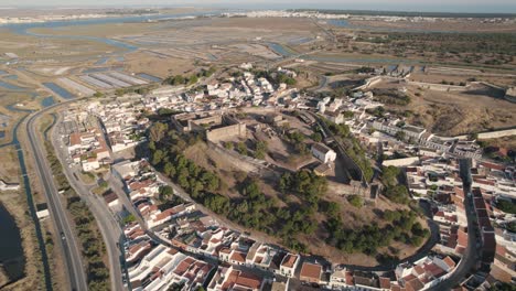 Toma-Panorámica-Aérea,-Ruinas-De-Una-Antigua-Fortificación-Y-Castillo-En-Castro-Marim-En-Portugal