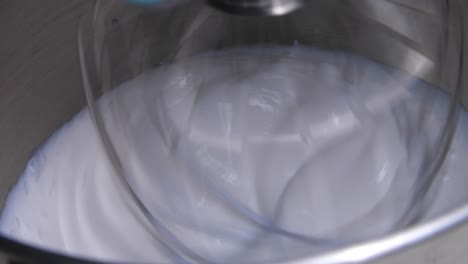 Wisking-Creme-In-Mixer-Creme-Eierherstellung-Sahne-Nahaufnahme-Draufsicht