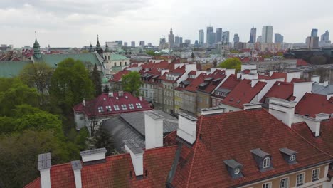 Luftbild-Der-Altstadt-Mit-Wolkenkratzern-Des-Modernen-Geschäftszentrums-Im-Hintergrund