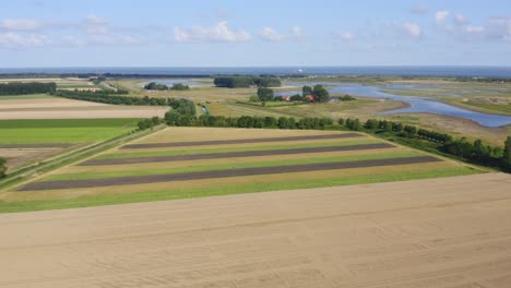 Absteigende-Luftaufnahme-Der-Wasserdünen---Ein-Naturgebiet-Und-Erholungspark-In-Der-Provinz-Zeeland,-Niederlande