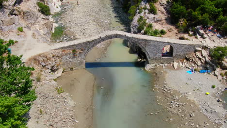 Una-Vista-Del-Puente-Otomano-Kadiut-Y-Las-Aguas-Termales-De-Banjat-E-Benjës,-Que-Se-Han-Convertido-En-Uno-De-Los-Lugares-Más-Fotogénicos-Del-Sur-De-Albania.