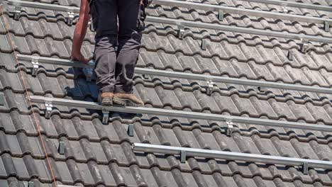 Techniker-Bohrt-Einachsige-Basis-Für-Die-Installation-Von-Sonnenkollektoren-Auf-Dem-Dach-Des-Hauses